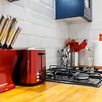 12 Bed Charming And Bright Flat