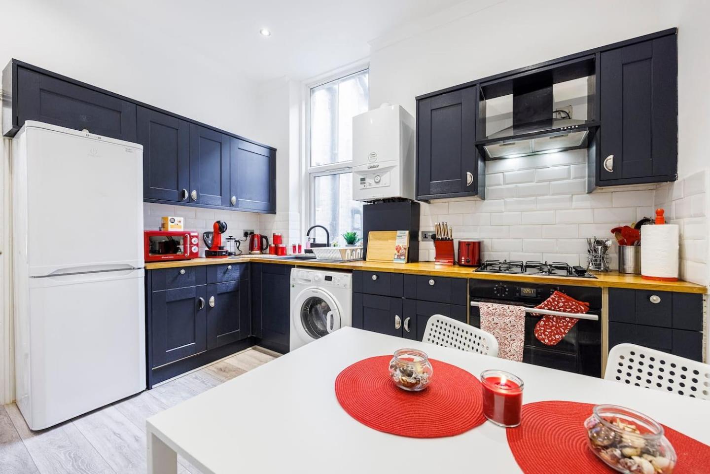 12 Bed Charming And Bright Flat * Londra