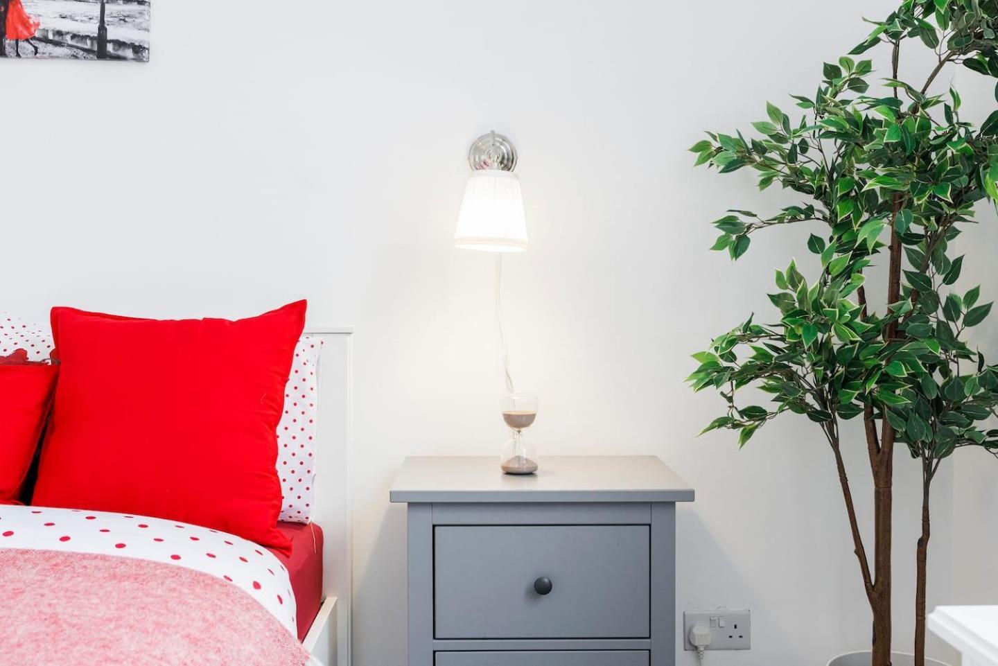 12 Bed Charming And Bright Flat