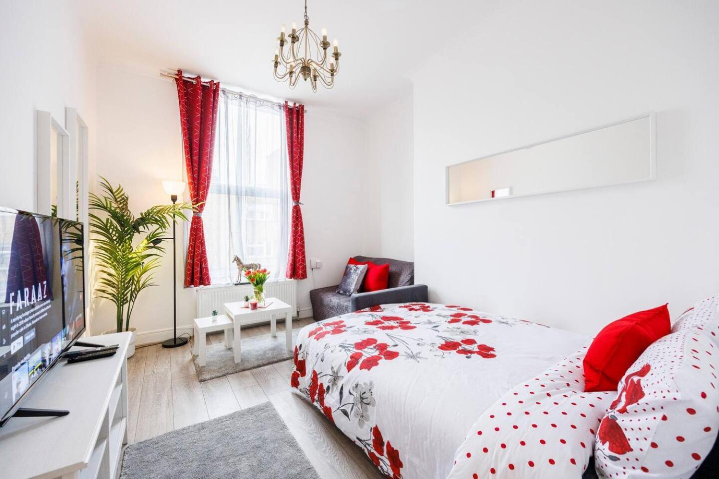 12 Bed Charming And Bright Flat *