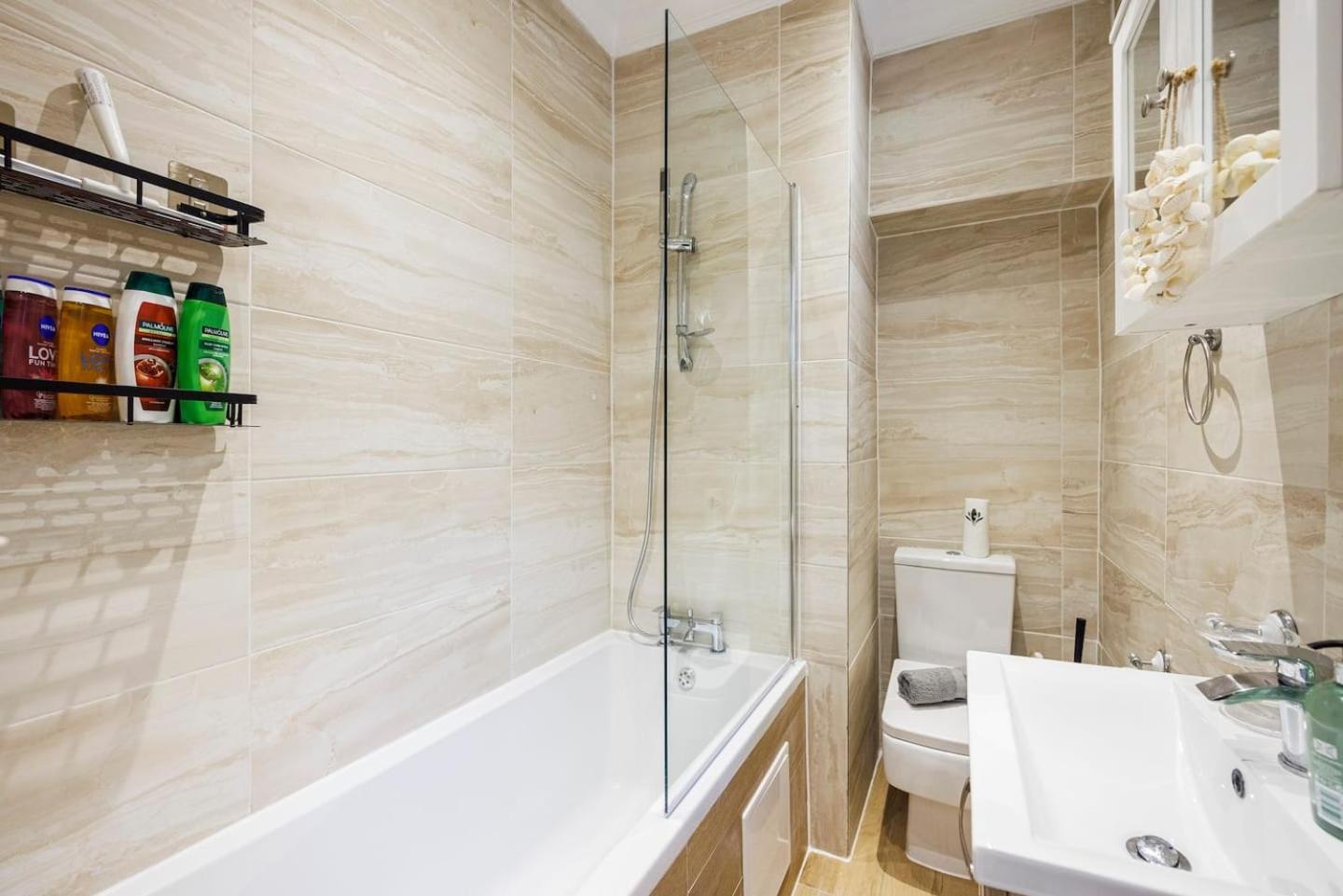 12 Bed Charming And Bright Flat Londra